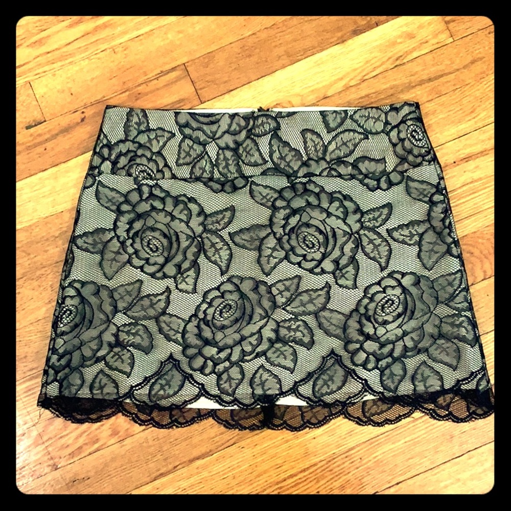 Mini skirt with lace detailing